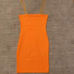 Söt orange klänning från shein som är helt oanvänd. Jättefin på men tyvärr aldrig kommit till användan! 