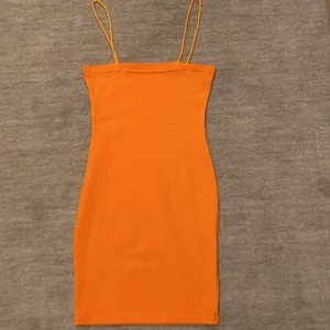 Orange klänning  - Söt orange klänning från shein som är helt oanvänd. Jättefin på men tyvärr aldrig kommit till användan! 