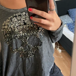 Paljett-skalle tröja  - Tröja med paljettter, knappt använd 