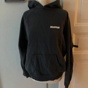 The classy issue hoodie - Säljer denna mörkgrå hoodien från, the classy issue. Nästan helt oanvänd!! Bra pris för en bra hoodie