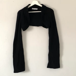 Kort kofta strl:M - Kort kofta med långa och breda ärmar. Från zara strl:M.  Köparen står för fraktkostnaden😊