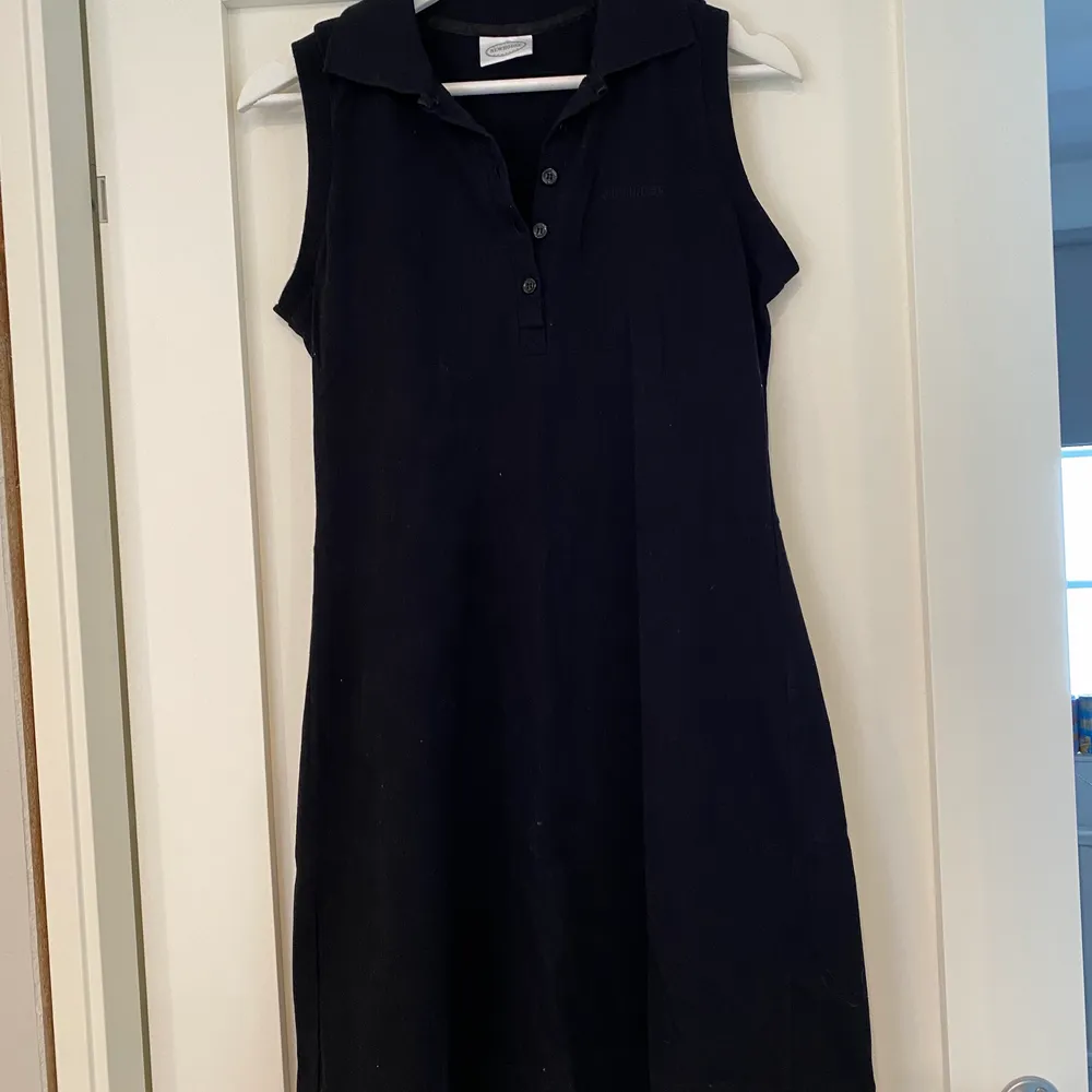 Svart klänning från NEWHOUSE stl S, helt oanvänd och är i fint skick! ( säljes för 200kr + frakt). Klänningar.