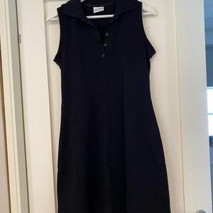 Svart klänning från NEWHOUSE stl S, helt oanvänd och är i fint skick! ( säljes för 200kr + frakt)