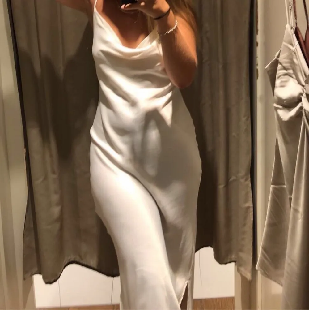 En SUPERfin vit klänning med slits från beshka, nästan helt ny då den endast används 1 gång. Nypris ca 300kr, buda från 115kr😇 OBS, jag är 174 cm lång och brukar vanligtvis ha storlek 36-38 eller S-M. Dvs att denna är lite liten i storleken💗. Klänningar.