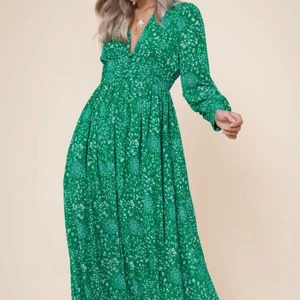 Napoli Adoore Klänning - En helt ny klänning från Adoore.                     Aldrig använd, bara provat. Prislappen kvar.   Kan hämtas eller möta upp i Vasastan eller köparen står för frakt.