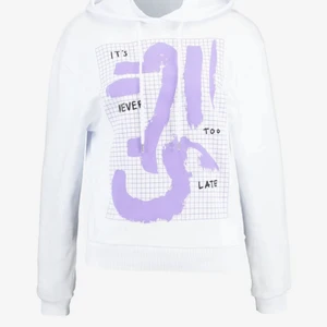 NA-KD Hoodie  - En vit Hoodie från NA-KD men en lila tryck & en svart text det det står ”never too late”. Hoodien är använd max 3 gånger & har inga fläckar eller slitningar. 