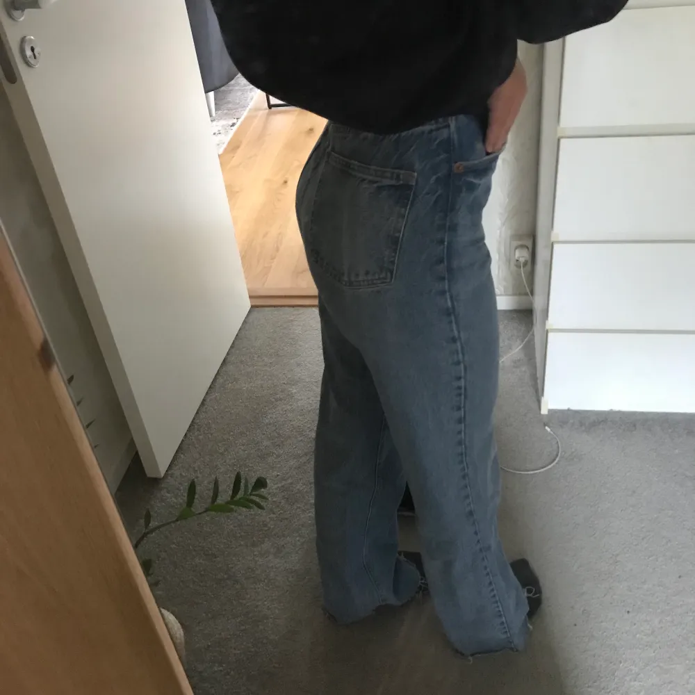 Säljer dessa snygga wide leg jeans från zara i blå färg💙så snygga!! Använda sparsamt så i mycket gott skick! Säljs pågrund av att dem inte kommer till användning eftersom jag har andra jeans jag föredrar. Lite avklippta för att passa mig i längden som är 167 cm💕. Jeans & Byxor.