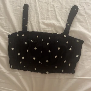 H&M topp storlek S - Säljer denna fina toppen från H&M för den it kmr till användning 💕 Jätte fint skick då jag it har använt den❤️