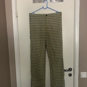 Brandy Melville byxor - Snygga Brandy Melville byxor. Använda 3 ggr Max. Byxan är en onesize, skulle nog säga att det = en 36 i byxstorlek. Obs, köpare står för frakten.