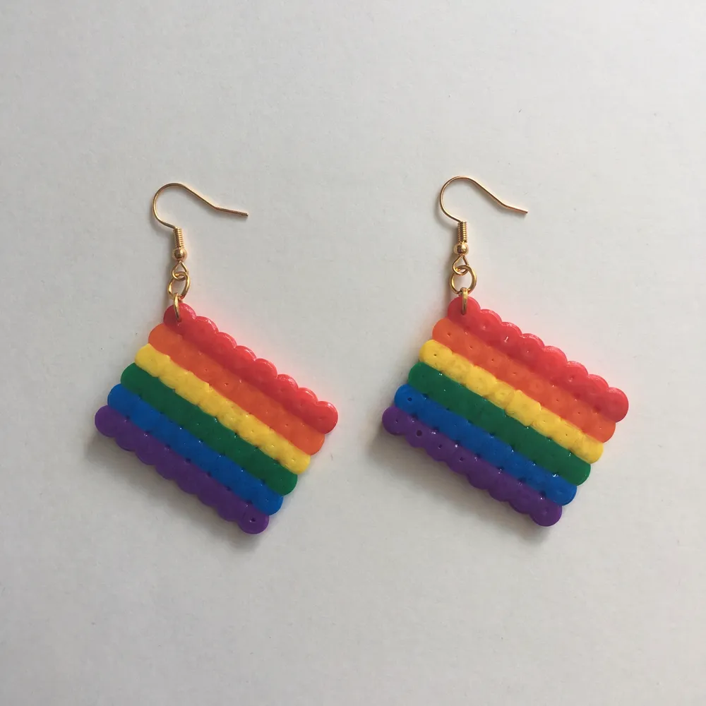 Egengjorda nickelfria örhängen av prideflaggan ❤️🧡💛💚💙💜 Andra prideflaggor finns på min sida!. Accessoarer.