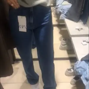 Mörkblå jeans från zara storlek 34💕