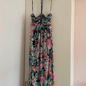 Klänning Guess - Vacker långklänning från Guess. Mycket sparsamt använd. 