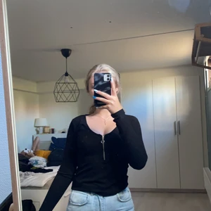 Urringad långärmad tröja med dragkedja  - Svart långärmad tröja med dragkedja. Lite Urringning. Använd 4 gånger