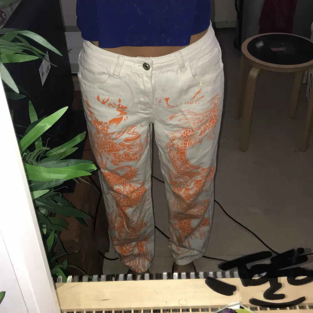 orange dragon printed white jeans, low waist, baggy. Jeans & Byxor.