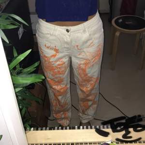 orange dragon printed white jeans, low waist, baggy