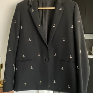 Kavaj från Acne Studios  - Fantastisk kavaj från Acne Studios i storlek 36. Modell Boy Studs i svart ull/mohair-mix med silvriga ankaren. Skräddad passform över axlar och i ärmarna, något oversize i övrigt. Hängt i förvaring och är i använt men mycket gott skick. Inköpt för ca 7000kr.   Frakt tillkommer på 80kr.