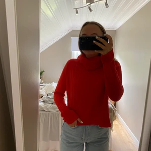 polotröja - En jättefin långärmad tröja med en större polokrage från Madlady. Har en liten slits i sidorna & är lite kortare i modellen 🤍🤍😇Skicka för fler bilder! 125 kr + frakt