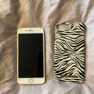 iPhone 8+ - Säljer min gamla mobil, köpte en ny för 4 veckor sen ungefär så där av varför jag säljer den. Den fungerar helt utmärkt älskade den modellen. Köpte endast ny på grund av att jag ska flytta och inte skulle ha råd att köpa ny efter flytten. Skärmen är lite sprucken men inget som påverkar mobilen. Den är omstartade och raderad så den startas upp som en ny mobil. Skal medföljer i priset om du vill ha de. Eftersom det är lite sprickor och den är 1,5 år gammal så säljer jag den väldigt billigt😊
