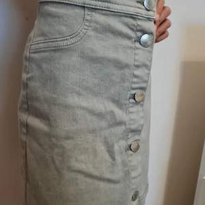 Denna kjol är helt oanvänd och har även prislappen kvar! Finns ej att köpa längre eftersom den är ca 2 år gammal men den har slarvat sig bort i min garderob och då har jag aldrig använt den :/ men som sagt väldigt fint skick💕 Pris kan diskuteras :) köparen står för frakten ☺️