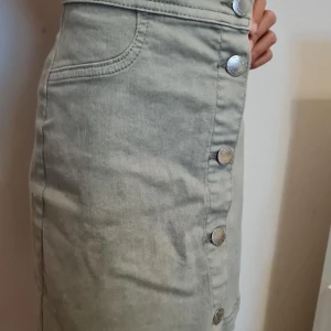 H&M kjol - Denna kjol är helt oanvänd och har även prislappen kvar! Finns ej att köpa längre eftersom den är ca 2 år gammal men den har slarvat sig bort i min garderob och då har jag aldrig använt den :/ men som sagt väldigt fint skick💕 Pris kan diskuteras :) köparen står för frakten ☺️