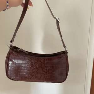 Brun väska🤎 - Så ball väska som tyvärr inte kommer till användning längre. Nyskick och kommer från monki. 200kr💞  🤝för fler frågor kontakta mig i dm🤝