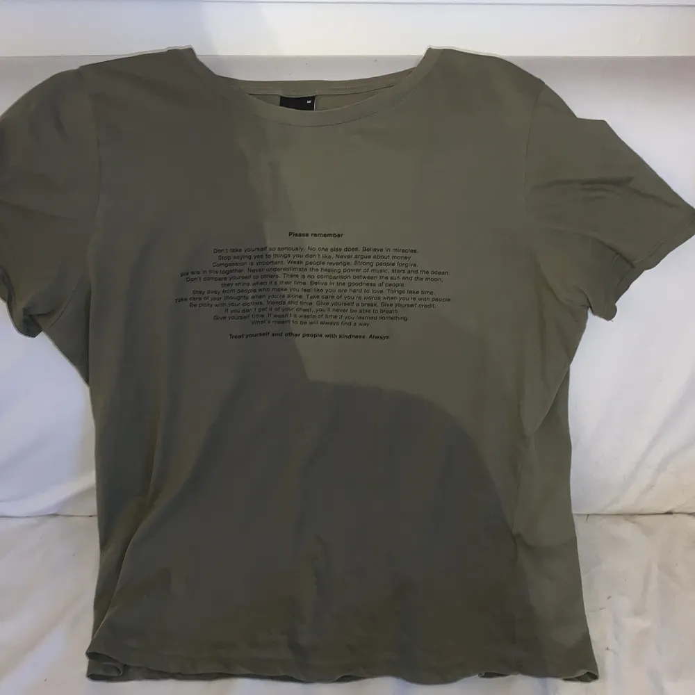 En superfin militärgrön t-shirt med text, storlek M. Knappt använd. Köpt för 200, säljer för 100. T-shirts.
