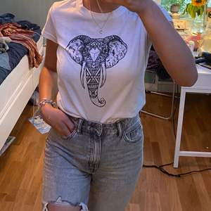 Supergullig vit T-shirt med en elefant på magen 🐘 Materialet är verkligen jättemjukt och skönt och tröjan är bara använd lite grann 🥰