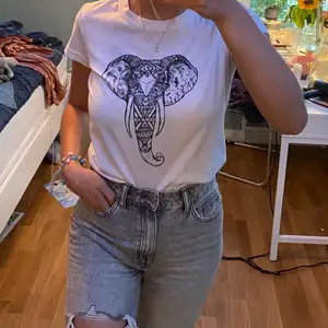 Supergullig vit T-shirt med en elefant på magen 🐘 Materialet är verkligen jättemjukt och skönt och tröjan är bara använd lite grann 🥰