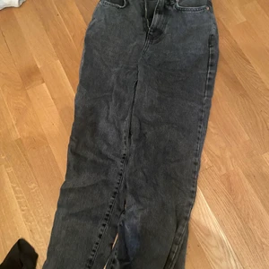 Flappy jeans  - Snygga svarta jeans, för små för mig men dom når ner till golvet och jag är 165 cm lång. Original pris 600kr