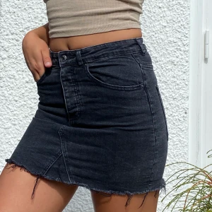 Black jean skirt - Jeans miniskirt, tight på mig som bär st 38