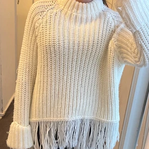 Tjock stickad tröja  - Tjock stickad tröja som passar perfekt till kalla dagar för att hålla sig varm. 