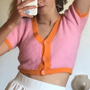 Cardigan/kofta/tröja/topp - Pinterest-cardiganen som jag fynadade på en vintage butik i nyc !🕺🏼 (dock ny) Matrialet är fuzzy och extremt mjukt, se bild 3. Det är även väldigt elastiskt och jag skulle därför säga att den passar xs-m :) frakt tillkommer om så önskas 