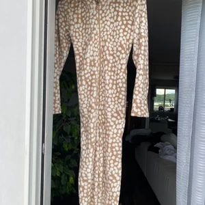 Hunkemöller  - Jättesöt jumpsuit från hunkemöller. Kontakta vid frågor! Nypris 399