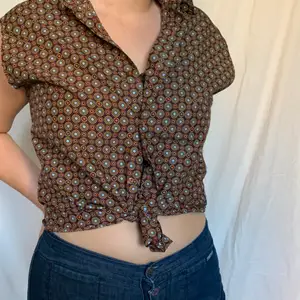 Unik brun skjorta me coolt mönster, sitter som på bilden på mig som vanligtvis har storlek s/m på tröjor 