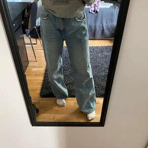 Wide leg jeans  - Jeans från pull & bear. Storlek 38. Köpta för ca 1 år sedan, lite mindre kanske. Säljer de för 300kr INKLUSIVE frakt 🚚😄👍🏻 Jag är ca 178cm och ni ser ju på bilden att de är ganska långa då:) Skriv om du vill ha fler bilder! Betalning via swish💗 (Vet ej varför andra bilden blev så konstig:)) pris kan diskuteras 