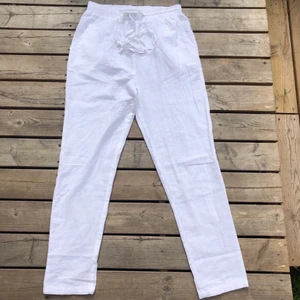 NYA Linnebyxor  - Säljer ett par jätte fina helt nya linnebyxor som är helt slutsålda 🎸 säljer de pågrund av att de var för små i storleken:( de är i stl 34 och passar perfekt om man ungefär är 161 cm!         Ursäktar! Det var fel byxor jag tog bild på de jag säljer är stl 34!