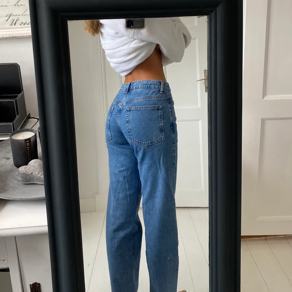 Midwaist/låga jeans i storlek 26/34, längden passar mig som är runt 170cm 🦋 . Jeans & Byxor.
