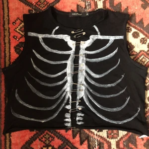 Skelett linne - Hemmagjort dödskalle linne som inte längre kommer till användning. 60kr utan säkerhetsnålarna :) Köparen står för frakten <3