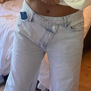 Jeans från bershka, säljer pga för stora. Jätte fina annars, Loose fit, helt nya, aldrig använt. Buda 