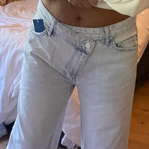 Jeans - Jeans från bershka, säljer pga för stora. Jätte fina annars, Loose fit, helt nya, aldrig använt. Buda 