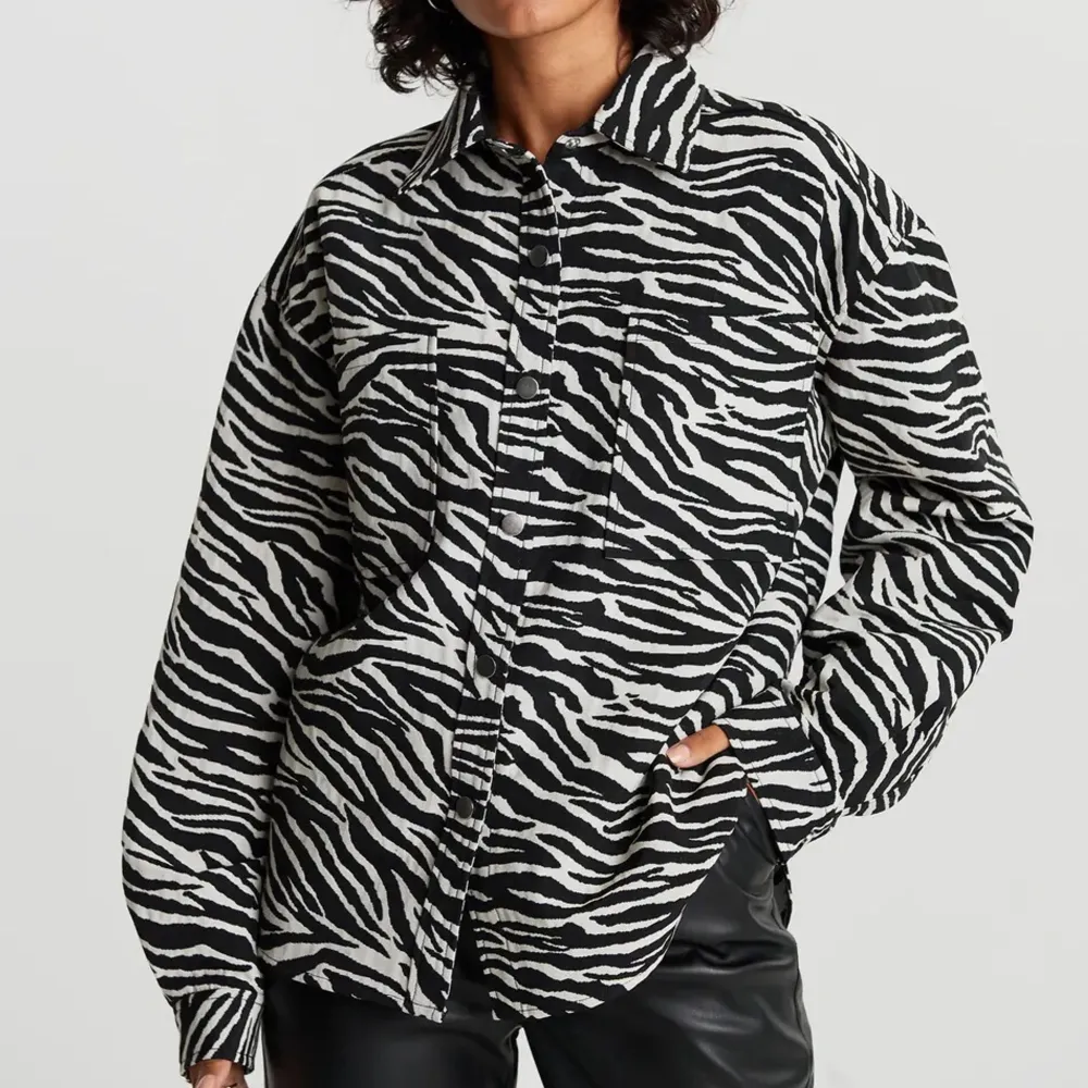 Intressekoll på min zebra jacka ifrån gina tricot som är slutsåld på hemsidan ☺️ Nypris ligger på 599kr! Den är aldrig använd och säljer den då jag känner att den inte riktigt är min stil 🥰🥰. Jackor.
