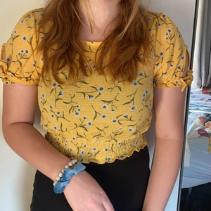 H&M - Gul blus/t-shirt med blåa blommor storlek: XS ville också säga att ifall frakten blir dyr så behöver man bara betala för frakten detta gäller alla plagg så slipper det bli dyrt för de som köper<33