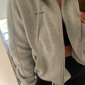 Grå hoodie från Nicki Studios. Strl M - Grå hoodie från Nicki Studios, använd endast 3-4 gånger. Mycket bra kvalité. Finns stor luva, åtdragbar nertill med snöre. Strl M (stor i storlek). Unisex. Nypris 800 kr. Mitt pris 500 kr. Köpare står för frakten. PM om intresserad