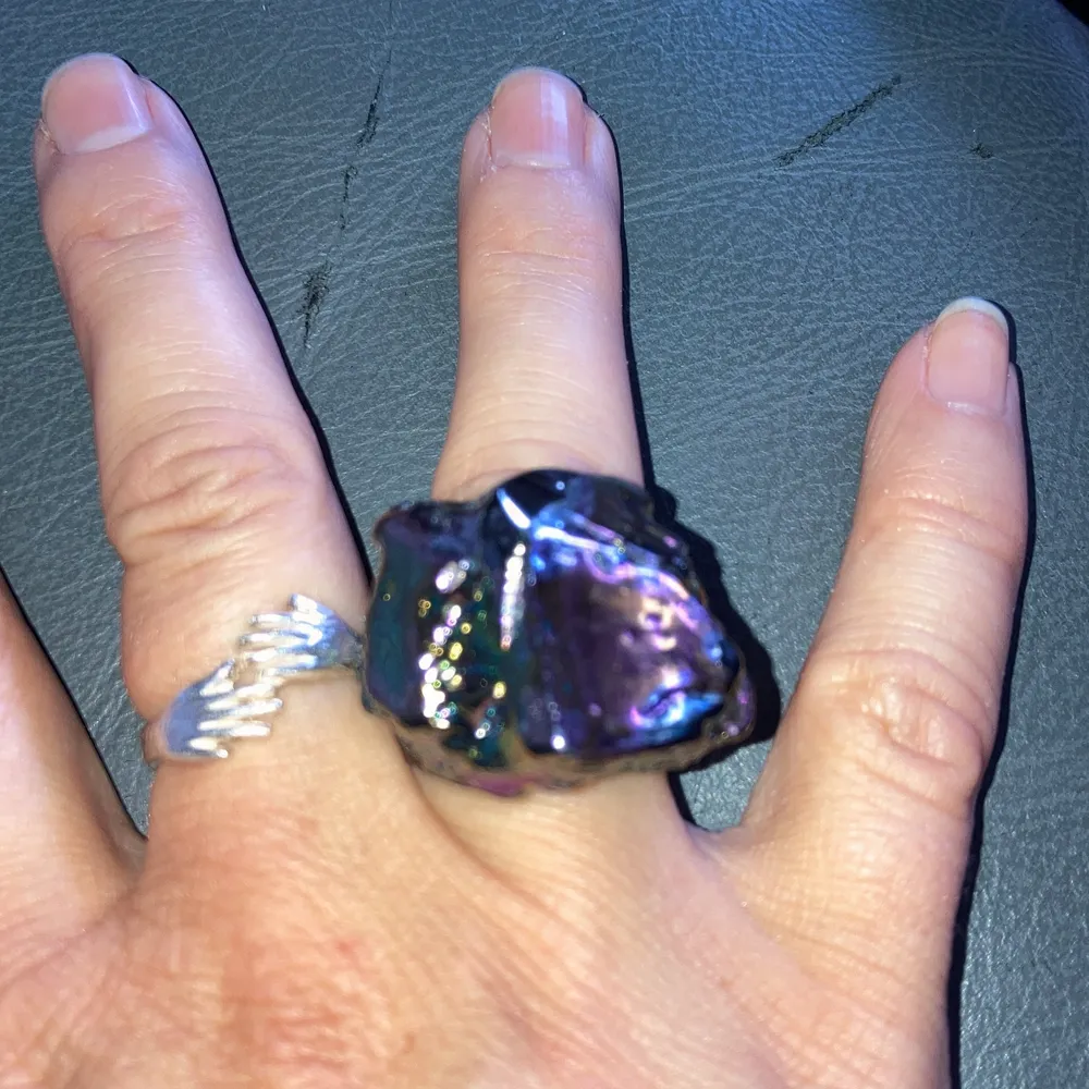 Så unik o cool ring som skimrar i regnbågsfärg. Stor och maffig. Väldigt unik. Storlek m/l 18,2 mm. Frakt tillkommer 15kr . Accessoarer.