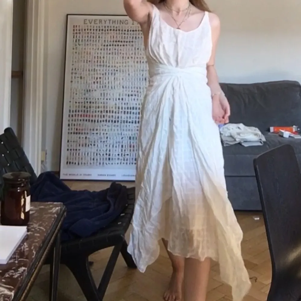 Superfin vit klänning från House of Dagmar i något slags linne-material. Skickar direkt, 66kr frakt tillkommer📦💘. Klänningar.