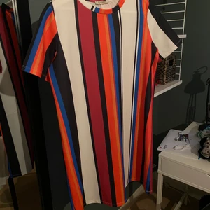 Zara klänning  - En sjukt fin och cool klänning från en gammal kollektion på zara. Är i storlek M och klänningen slutar strax över knäna