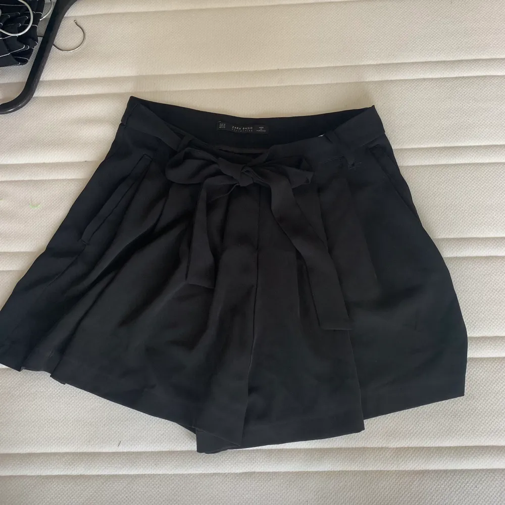 Svarta shorts från Zara, passar både till fest och vardags. En ögla är trasig (se bild 3) men lätt att laga med nål och tråd. Strl M, säljs för 50kr. Frakt tillkommer!. Shorts.
