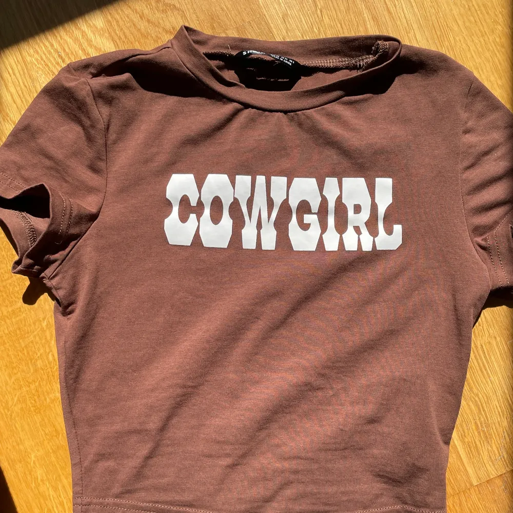 Ett coolt cowgirl linne som är nyskick så aldrig använd!! Stretchigt tyg. För att se baksidan bläddra till bild tre. Frakt 45kr . T-shirts.