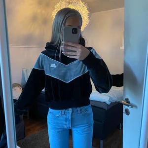 Nike hoodie - Nike hoodie i flismaterial. Storlek M men liten i storleken & passar mig som har xs/s. Köparen står för frakt💕