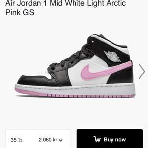 Säljer mina rosa Air Jordan 1 mid white light artic pink GS, använda 3/4 gånger och är i storlek 39 men skulle säga dem passar 38-40 . 💕 köpte dem för 2100 . köp dirket 1900 eller buda från 1600💕